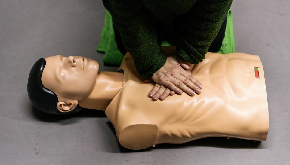 Herzmassage und Beatmung wird mit Puppen geuebt, im Nothelfer Kurs von Flying Instructor am 04. Dezember 2017 in Zuerich.