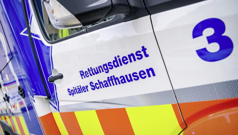 Krankenwagen und Rettungsdienst vor dem Gefaengnis Schaffhausen, am Montag, 26. Februar, 2024 (Melanie Duchene / Schaffhauser Nachrichten)