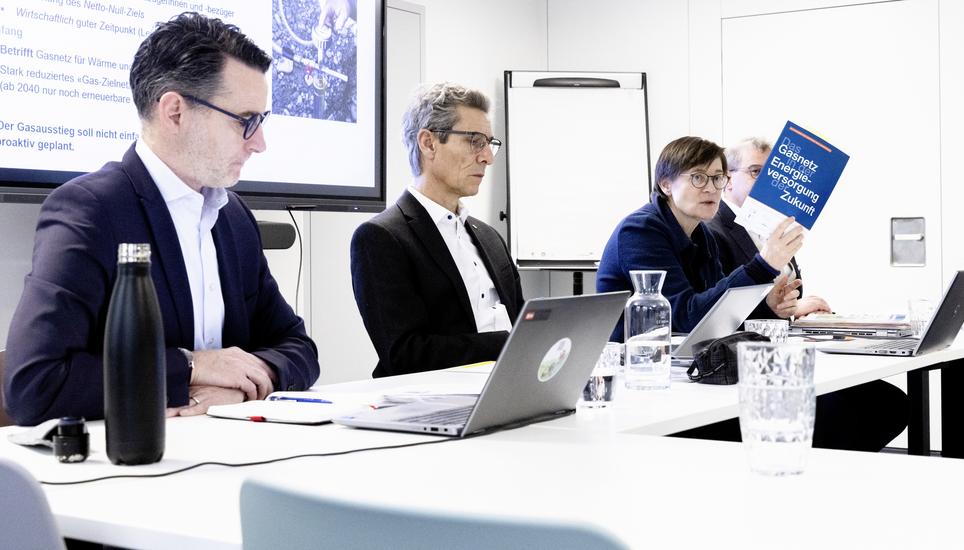 Medienkonferenz "Wï¿ï¾¤rmetransformation Stadt Schaffhausen: Gasausstieg bis 2040", v.l. Meinrad Engeler - CEO SH POWER, Peter Neukomm - Stadtprï¿ï¾¤sident, Dr. Katrin Bernath - Baureferentin, Daniel Preisig - Finanzreferent, Mittwoch, 14.01