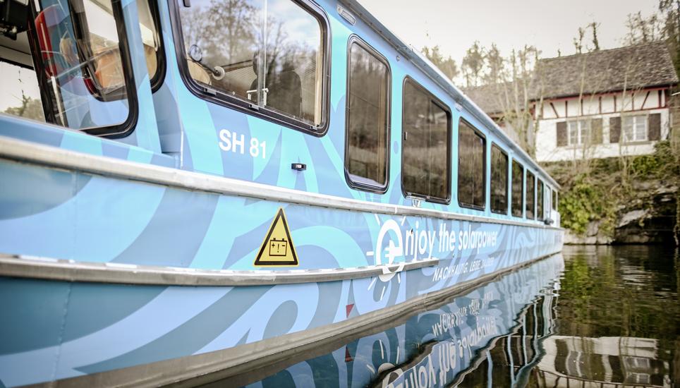 Mï¿ï¾¤ndli Boote hat seit neustem ein Elektroboot fï¿ï¾¼r Fahret zum Rheinfallfelsen und Rundfahrt, Inhaber Thomas Mï¿ï¾¤ndli zeigt das Boot, am Dienstag, 11. Mï¿ï¾¤rz 2025. (Melanie Duchene / Schaffhaus