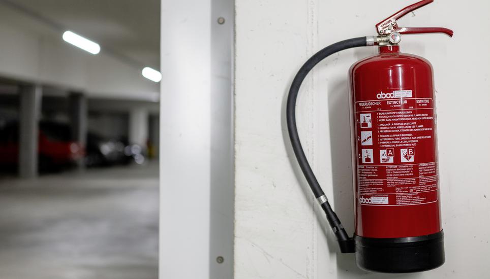 Ein Feuerloescher haengt in der Tiefgarage einer Wohsiedlung, fotografiert am Dienstag, 10. September 2024 in Zuerich. (KEYSTONE/Christian Beutler)