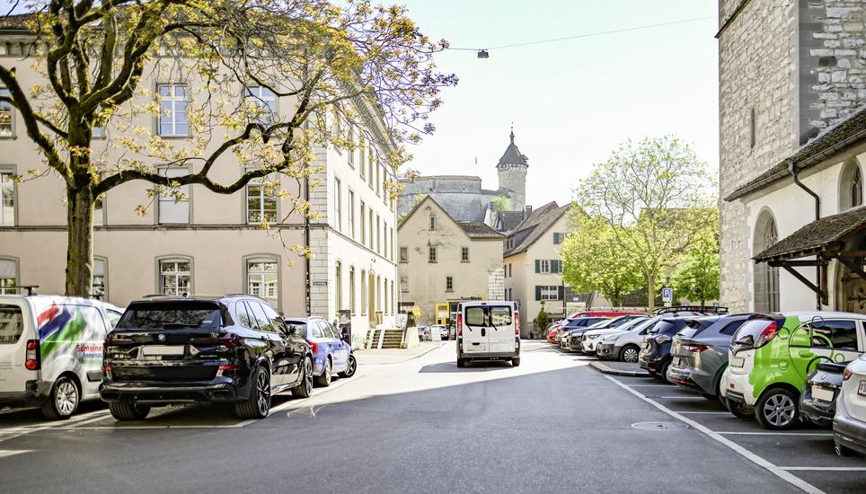 Parkplatz auf dem Kirchhofplatz mit Blick auf den Munot, am Dienstag, 29. April 2025. (Melanie Duchene / Schaffhauser Nachrichten)