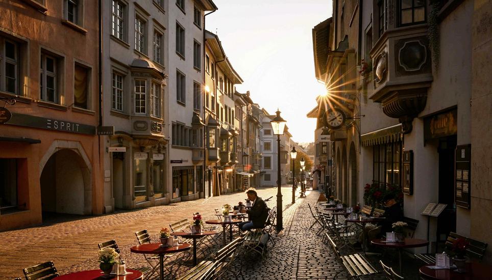 Morgenstund hat Gold im Mund, die Sonne scheint durch die Strassen in der Altstadt und verspricht einen sonnigen Herbsttag an diesem Morgen im September, am Donnerstag, 19. September 2024. (Melanie Duchene / Schaffhauser Nachrichten)