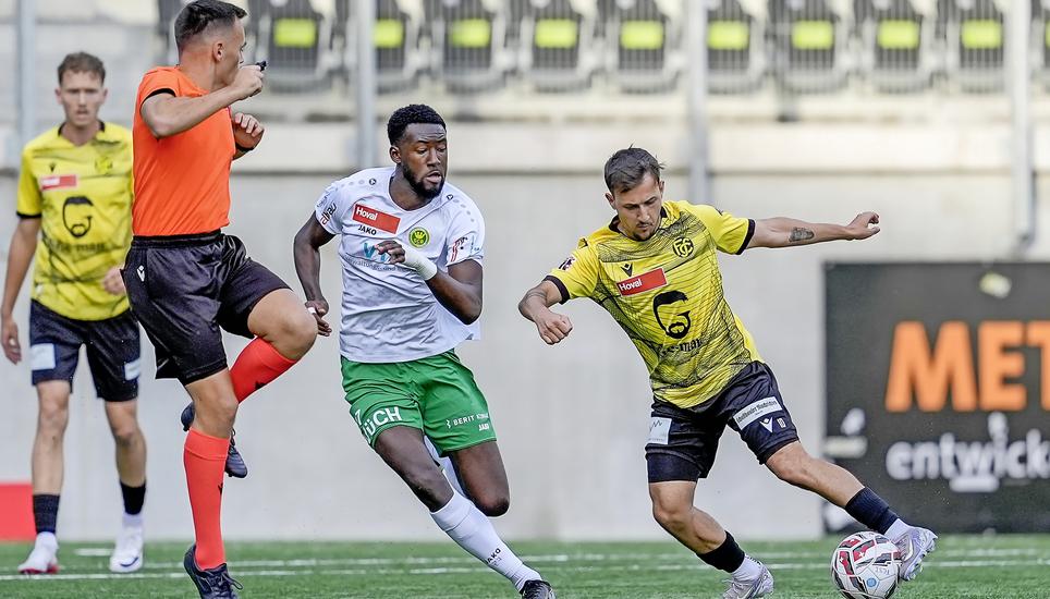 06.09.2025, Schaffhausen, Fussball Promotions League - FC Schaffhausen - SC Bruehl; 
Jean-Paul N'Djoli (Bruehl) Danilo del Toro (Schaffhausen) 
(Roger Albrecht/sport-presse)