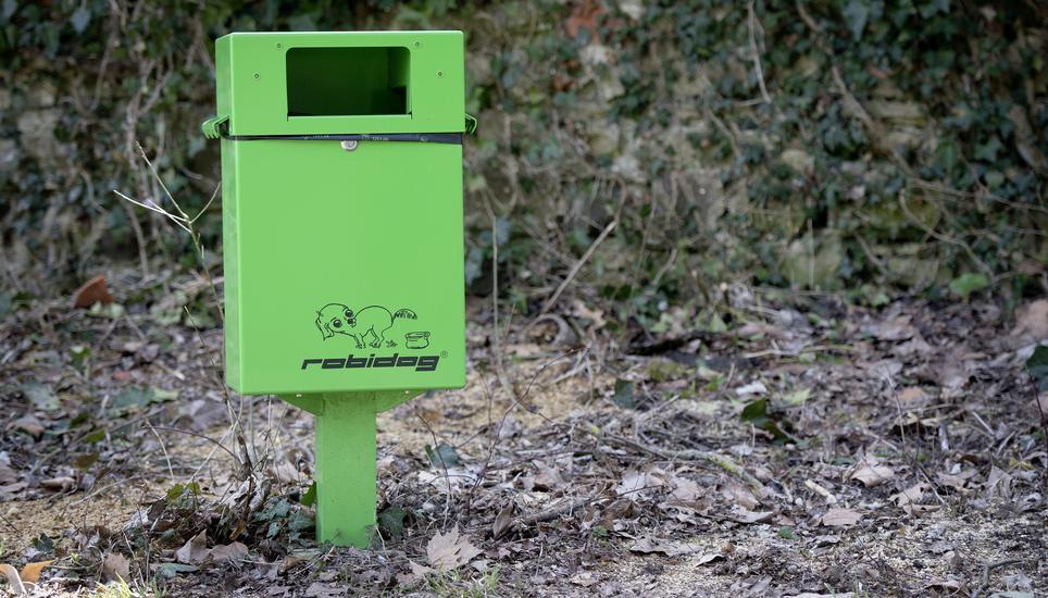 Eine Robidog-Hundetoilette steht am Waldrand, am Freitag, 30. Maerz 2018, in Feuerthalen. (KEYSTONE/Melanie Duchene)