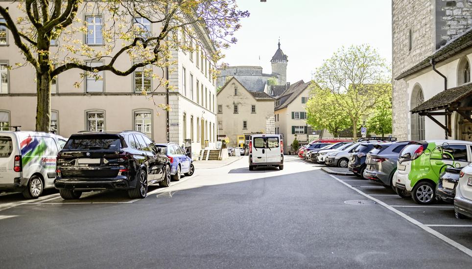 Parkplatz auf dem Kirchhofplatz mit Blick auf den Munot, am Dienstag, 29. April 2025. (Melanie Duchene / Schaffhauser Nachrichten)