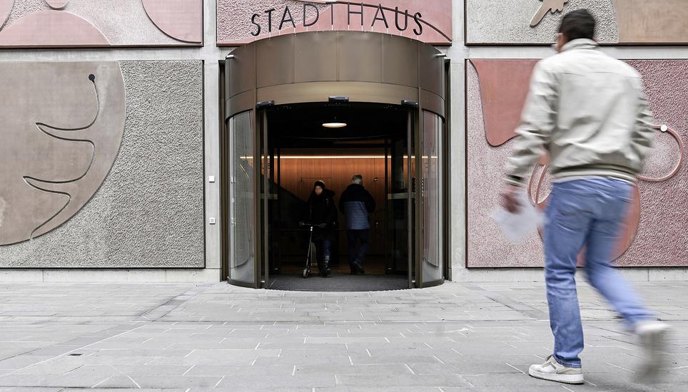 Leute kommen am Sonntag Morgen ins Stadthaus um ihre Stimmzettel abzugeben, am Sonntag, 09. Februar 2025. (Melanie Duchene / Schaffhauser Nachrichten)