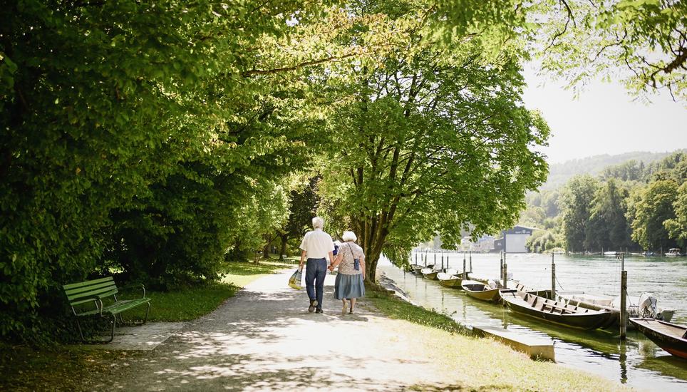 Ein ï¿ï¾¤lteres Paar spaziert Hand in Hand dem Rhein dem Lindli entlang, am Montag, 18 August 2025. (Melanie Duchene / Schaffhauser Nachricht