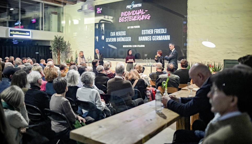 Podiumsdiskussion zur Individualbesteuerung. Podium mit Stï¿ï¾¤nderï¿ï¾¤tin Eva Herzog (SP) und Stï¿ï¾¤nderat Severin Brï¿ï¾¼ngger (FDP) fï¿ï¾¼r die Vorlage, Stï¿ï¾¤nderï¿ï¾¤tin Esther Friedli (SVP) sowie S