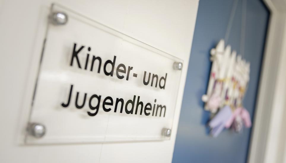 Besuch im Kinder- und Jugendheim der Stadt Schaffhausen. Hier braucht es dringend mehr Platz, der Grosse Stadtrat hat sich damit beschï¿ï¾¤ftigt. Alexander Klett (in grau) und Markus Eichenberger im Intervie, fotografiert am Mittwoch, 26. Februar 2