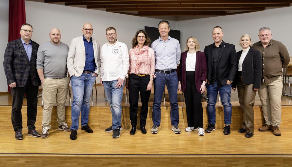 Wahlpodium Feuerthalen, Kandidaten Gemeinderat und Schulpflege, v.l. Felix Zulauf, Tobias Freitag, Holger Gurtner, Thomas Frey, Rahel Wenger, Igor Zanon, Jessica Huber, Florian Schmid, Edith Zulauf-Blarer, Tonino D'Ascanio, Donnerstag, 05.02.2026, Feuerth