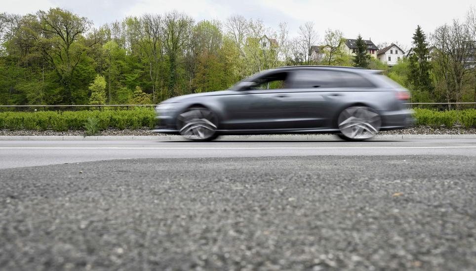 Autos fahren beim Rheinufer, am Donnerstag, 29. April, 2021. (Melanie Duchene / Schaffhauser Nachrichten)