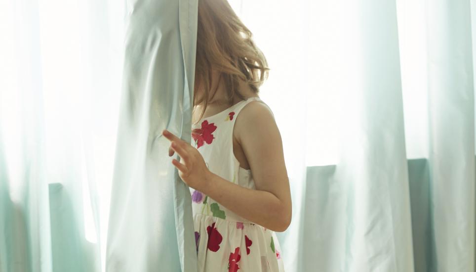 [Symbolic Image, Posed Picture] Girl standing on a window, hiding her face with a curtain. - Girl, Child, Hide, defenseless, unprotected, child abuse, (Photo by KEYSTONE/Christof Schuerpf) 

[Gestellte Aufnahme, Symbolbild] Kindesmissbrauch, Kindsmissbrau