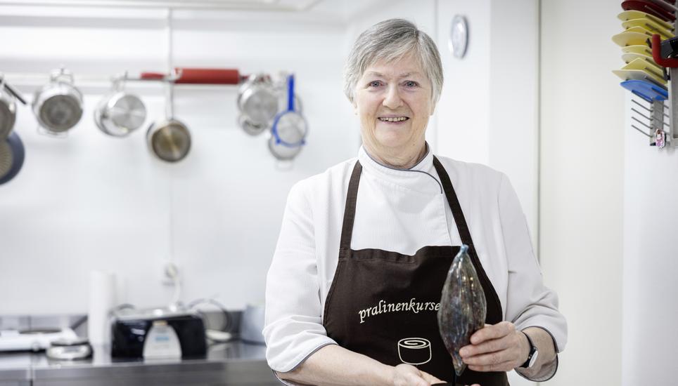 Zu Besuch bei Karin Wiebalck - Zahn die Pralinen Kurse anbietet, sie gewann den 1. Platz beim Schweizerischen Concours de Praline, mit ihrer Gin Praline,  fotografiert am Dienstag, 24. Februar 2026, in Gï¿ï¾¤chlingen. (Roberta Fele / Schaffhauser N
