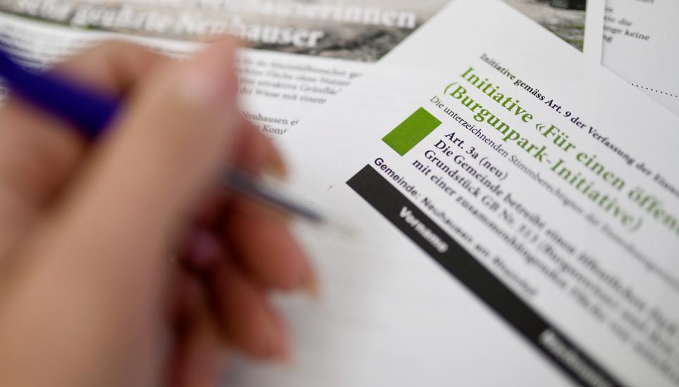 Unterlagen zur Initiative Burgunpark zur Burgunwiese in Neuhausen, am Freitag, 10. Dezember, 2021. (Melanie Duchene / Schaffhauser Nachrichten)