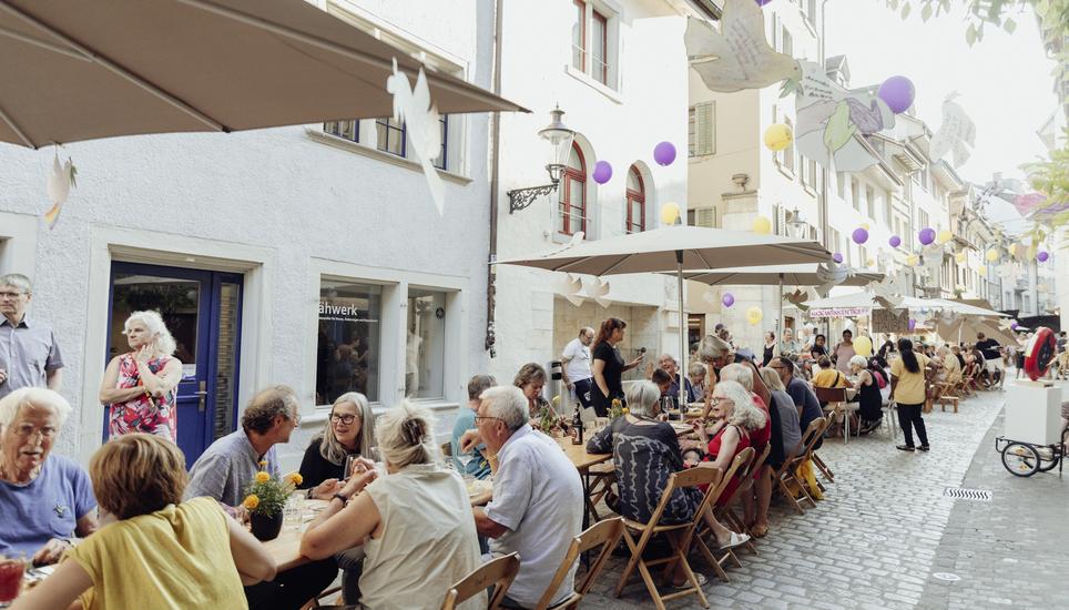 Friedenstauben und Tavolata in der Webergasse. Verein kulturmacherei, fotografiert am Samstag, 21. Juni 2025, in Schaffhausen. (Verein kulturmacherei / Roberta Fele)