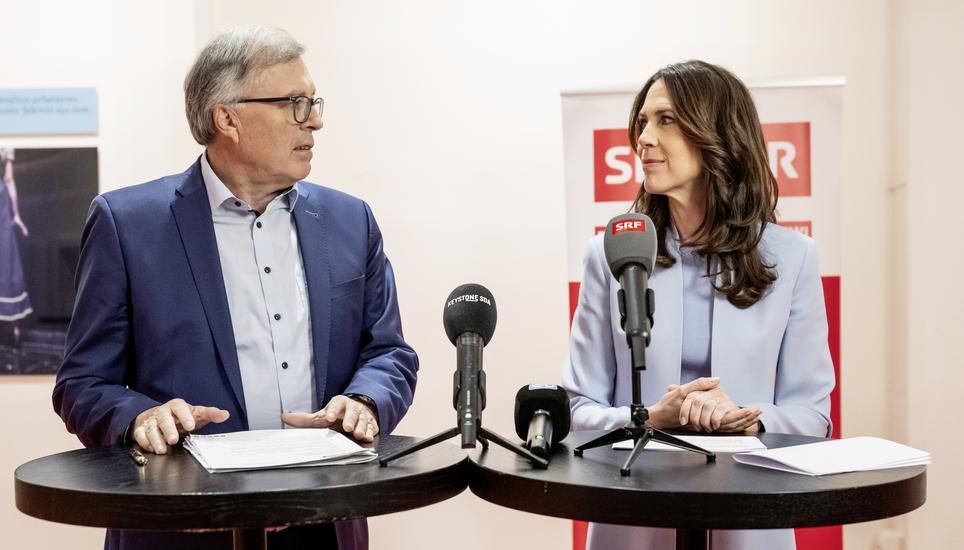Susanne Wille, Generaldirektorin der Schweizerischen Radio- und Fernsehgesellschaft SRG, rechts, und Jean-Michel Cina, Praesident der SRG, kommentieren die deutliche Ablehnung der eidgenoessischen Volksinitiative "200 Franken sind genug! (SRG-Initiative)"