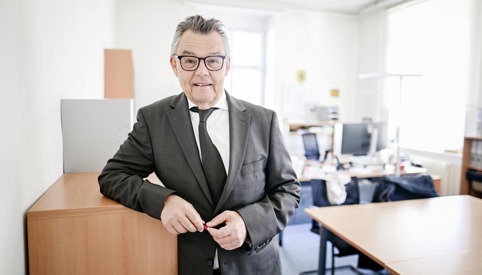 Portrait von Peter Sticher, erster Staatsanwalt, in seinem Bï¿ï¾¼ro an der Bahnhofstrasse, am Dienstag, 08. April 2025. (Melanie Duchene / Schaffhauser Nachricht