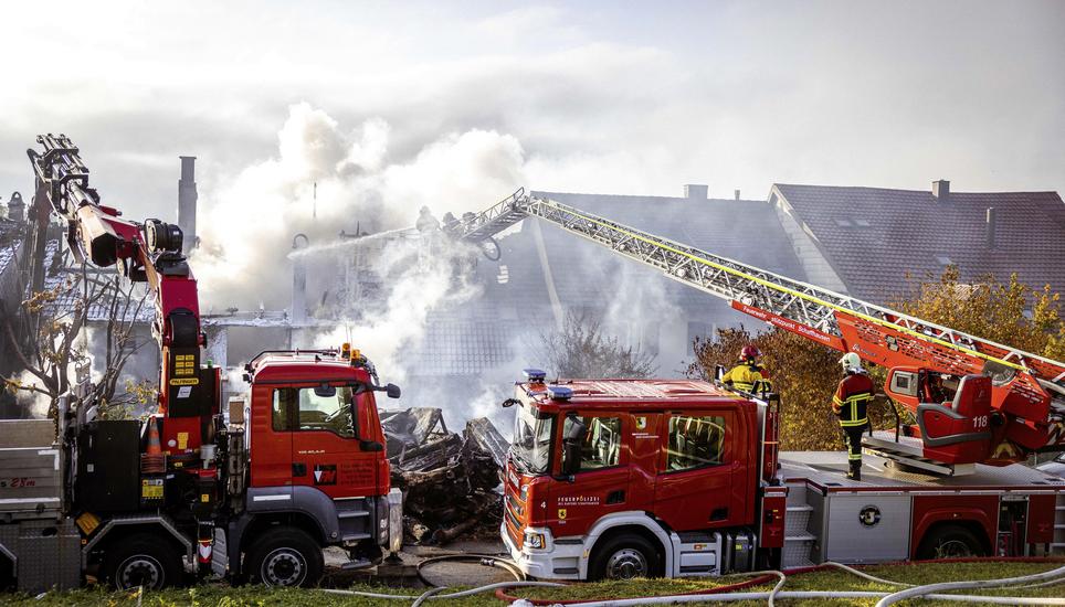 Lï¿ï¾¶scharbeiten eines seit 2 Uhr morgens in Brand stehendem Reienhauses in der Schmalzgasse in Hallu,  fotografiert am Donnerstag, 16. Oktober 2025, in Hallau. (Roberta Fele / Schaffhauser Nachricht