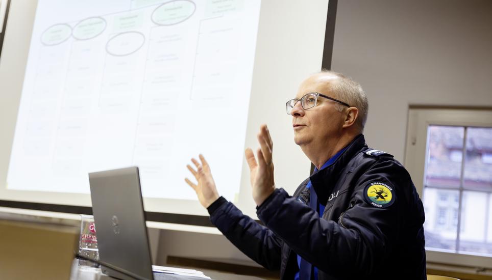 Philipp Maier, Polizeikommandantfotografiert, bei der Medienorientierung zum Umstrukturierungsprojekt Fï¿ï¾¼rsi, in der unschï¿ï¾¤rfe, Mediensprecher Patrick Caprez, fotografiert am Donnerstag, 12. Dezember 2024, in Schaffhausen. (Roberta Fe