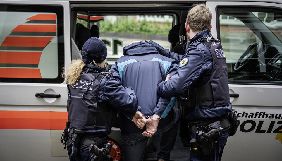 Schaffhauser Polizei Verkehrskontrolle und Verhaftung, fotografiert am Montag, 22. April 2024 in Schaffhausen (Lea Biedermann / Schaffhauser Nachrichten)