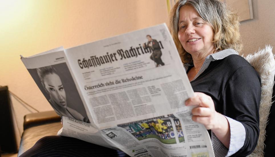 SN Abonenntin Yolanda Merri - Roth liest ihre Zeitung gemuetlich in der Stube auf dem Sofa , fotografiert anlaesslich der 160 Jahre Schaffhauser Nachrichten Jubilaeums Ausgabe, am Montag, 22. November, 2021. (Melanie Duchene / Schaffhauser Nachrichten)