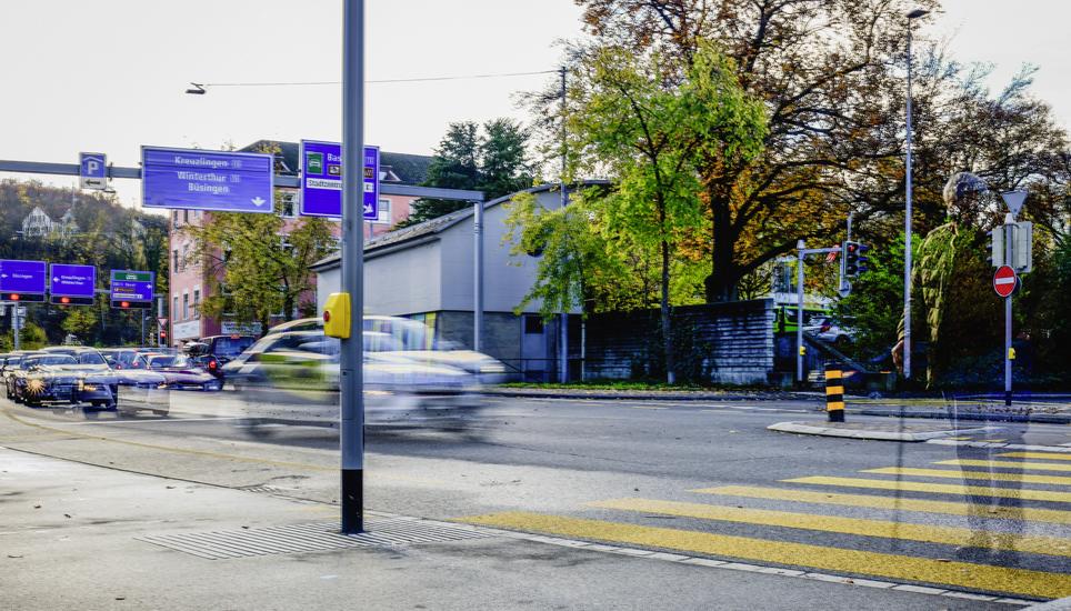 Grosser Verkehr mit Auto und Velo an der Bachstrasse wo eine 30 er Zone entstehen soll, am Mittwoch, 16. November, 2022. (Melanie Duchene / Schaffhauser Nachrichten)