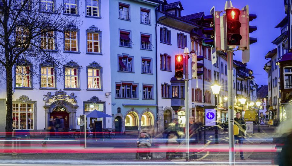 Rotlicht Ampel an der Bachstrasse mit Fussgaengerstreifen bei blauer Stunde, am Freitag, 10. Februar 2023. (Melanie Duchene / Schaffhauser Nachrichten)