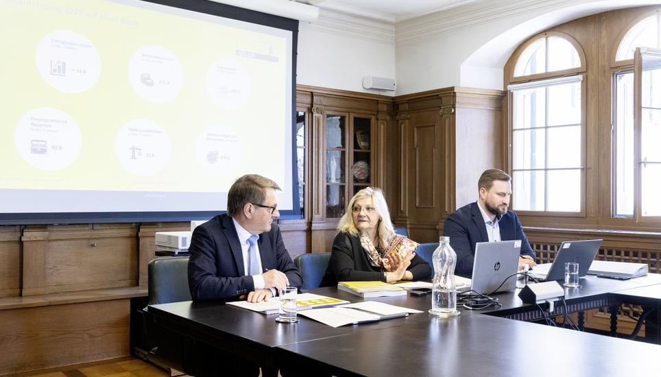 Kanton: Medienorientierung ï¿ï¾¼ber den Abschluss der Staatsrechnung 2025, v.l. Andreas Wurster-Leiter der kantonalen Steuerverwaltung, Cornelia Stamm Hurter-Regierungsrï¿ï¾¤tin, Bjï¿ï¾¶rn Erbrich-Dienststellenleiter der Finanzverwalt