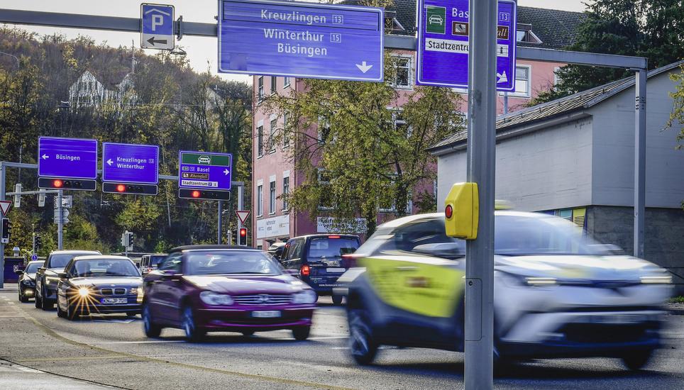 Grosser Verkehr mit Auto und Velo an der Bachstrasse wo eine 30 er Zone entstehen soll, am Mittwoch, 16. November, 2022. (Melanie Duchene / Schaffhauser Nachrichten)