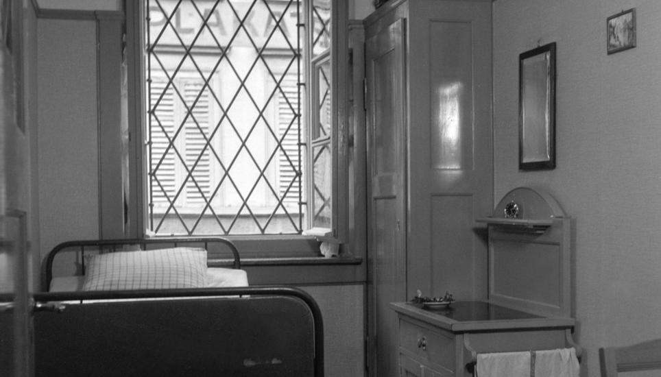 A room with barred window at the Selnau Boys' Home. Pictured in Zurich in 1946. (KEYSTONE/PHOTOPRESS-ARCHIV/Matter)

Ein Zimmer mit vergittertem Fenster im Knabenheim Selnau. Aufgenommen in Zuerich im Jahr 1946. (KEYSTONE/PHOTOPRESS-ARCHIV/Matter)