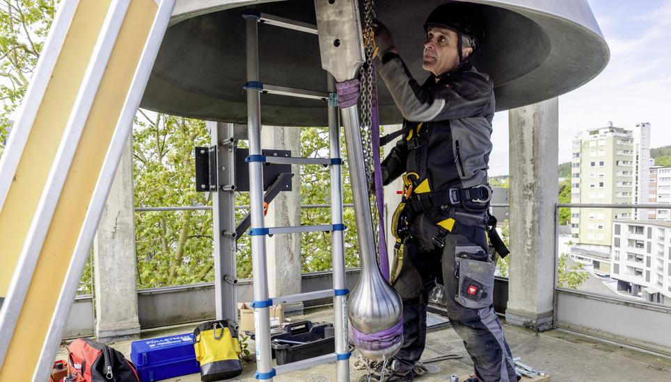 Klï¿ï¾¶ppel der Kirchenglocken werden ausgetauscht, Martin Meister, Mittwoch, 29.04.2026, Neuhausen am Rheinfall (Roger Hofstetter/Schaffhauser Nachricht