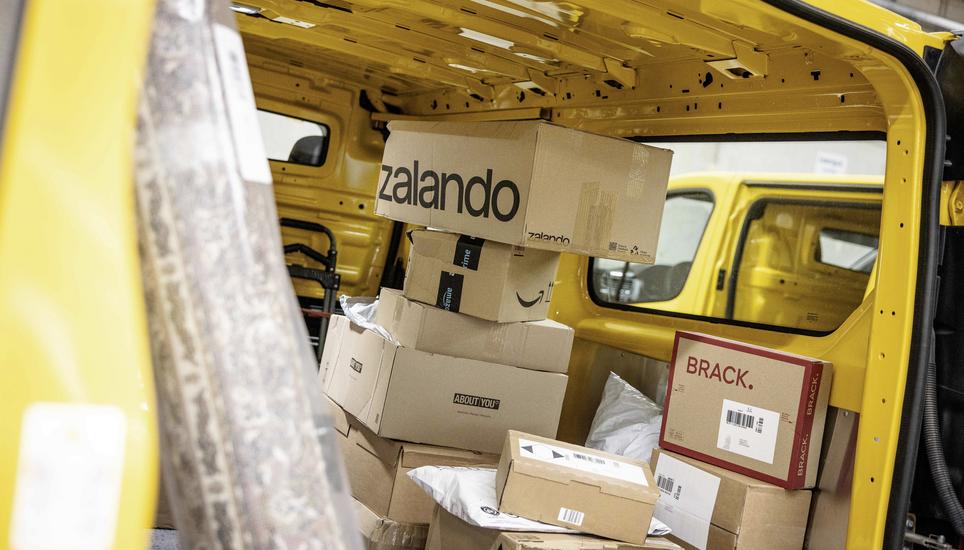 Reportage aus der Annahmestelle Logistik der Post, fotografiert am Mittwoch, 12. November 2025, in Beringen. (Roberta Fele / Schaffhauser Nachrichten)