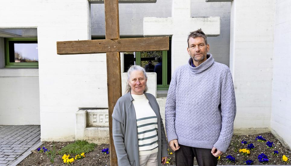 Pfarrer Roland Diethelm und Bernadette Peterer vor dem Kreuz, das am kommenden Karfreitag getragen wird., Donnerstag, 26.03.2026, Schaffhausen (Roger Hofstetter/Schaffhauser Nachrichten)