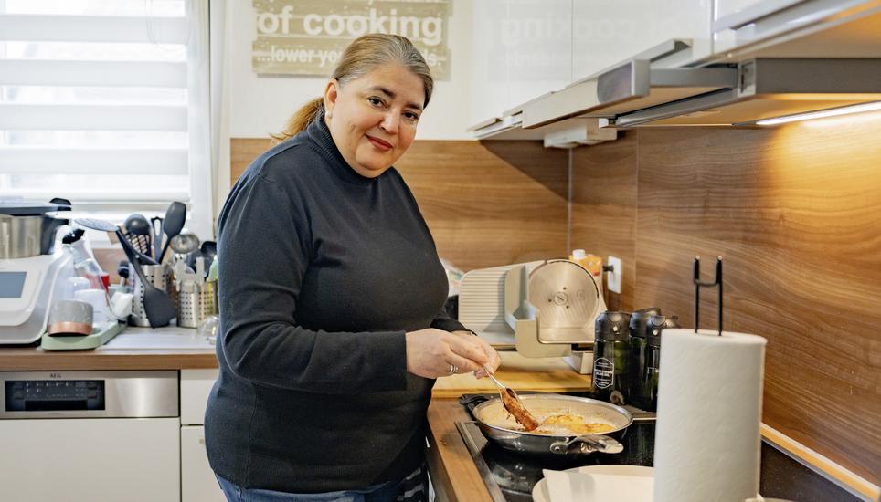 Sonja Graff-Aguilar zeigt, wie sie eine traditionell Spanische Sï¿ï¾¼ssigkeit zubereitet. Fotografiert am Mittwoch, 25. Mï¿ï¾¤rz 2026 in Feuerthalen. (ENYA DALLE FESTE / SCHAFFFHAUSER NACHR