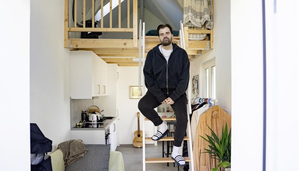 Jonas Bolli zeigt fï¿ï¾¼r die Beilage "Wohnen und Garten" wie er in seinem Tiny House lebt. Fotografiert am Donnerstag, 19. Mï¿ï¾¤rz 2026 in Neuhausen. (ENYA DALLE FESTE / SCHAFFHAUSER NACHR