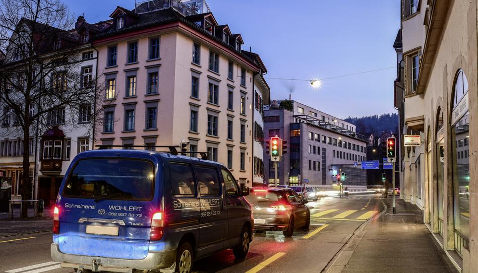 Rotlicht Ampel an der Bachstrasse mit Fussgaengerstreifen bei blauer Stunde, am Freitag, 10. Februar 2023. (Melanie Duchene / Schaffhauser Nachrichten)