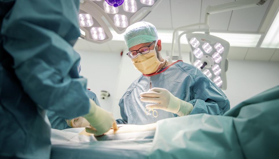 Spitalpfarrer A. Berger schaut dem Chirurgen ueber die Schultern, fotografiert am Freitag 02. Juni 2023, in Schaffhausen. (Roberta Fele / Schaffhauser Nachrichten)