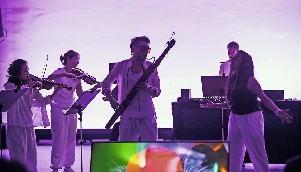 Burak Oezdemir, Fagott und Leitung

Diana Ramirez, Sopran

Kaori Kobayashi, Violine

Sophie Longmuir, Violine

Chang-Yun Yoo, Viola

Linda Mantcheva, Cello

Mirjam Wittulski, Bass

Charlie Zhang, Laute

Jermaine Sprosse, Keyboard

Lucas Koetter, Sound

 ,