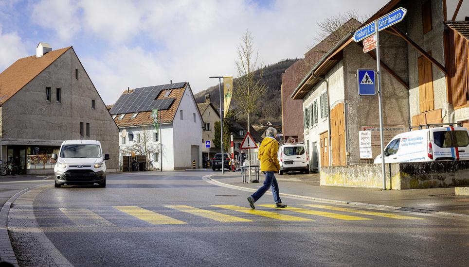Verkehrslage im Dorfkern von Beringen, Tempo 30 in der Kernzone, fotografiert am Dienstag 17. Februar 2026, in Beringen. (Roberta Fele / Schaffhauser Nachrichten)
