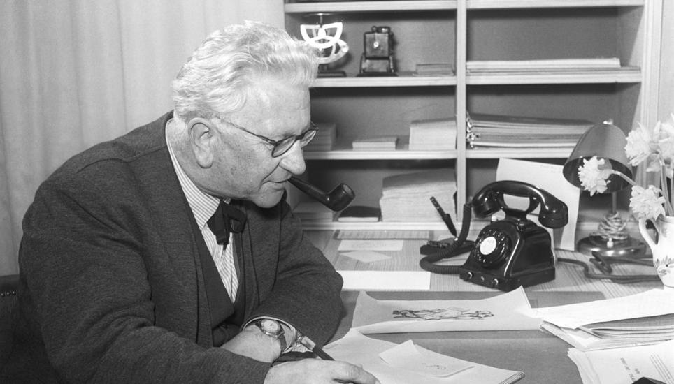 Carl Boeckli, ehemaliger Redakteur des Satiremagazins "Nebelspalter", aufgenommen am 26. September 1964 am Schreibtisch in seinem Haus in Heiden, Appenzell Ausserrhoden. (KEYSTONE/PHOTOPRESS-ARCHIV/Grunder)