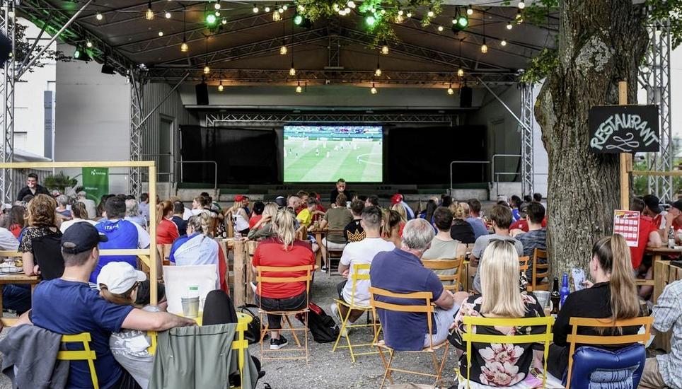 Fans fiebern waehrend dem EM Spiel Schweiz Italien mit ihrer Mannschaft mit im Public Viewing im Mosergarten, am Mittwoch, 16. Juni, 2021. (Melanie Duchene / Schaffhauser Nachrichten)
