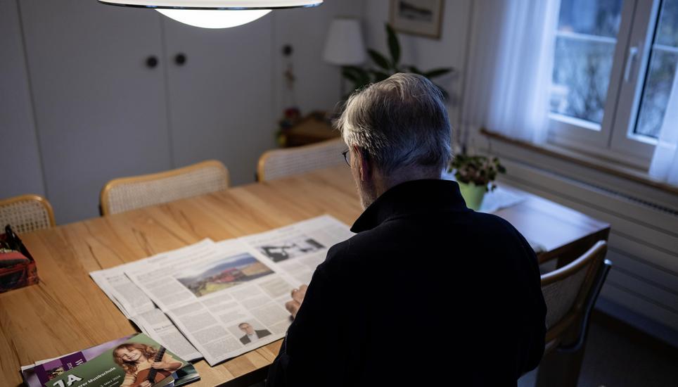 Ein Rentner liest eine Tageszeitung, fotografiert am Freitag, 2. Februar 2024 in Uster. (KEYSTONE/Christian Beutler)