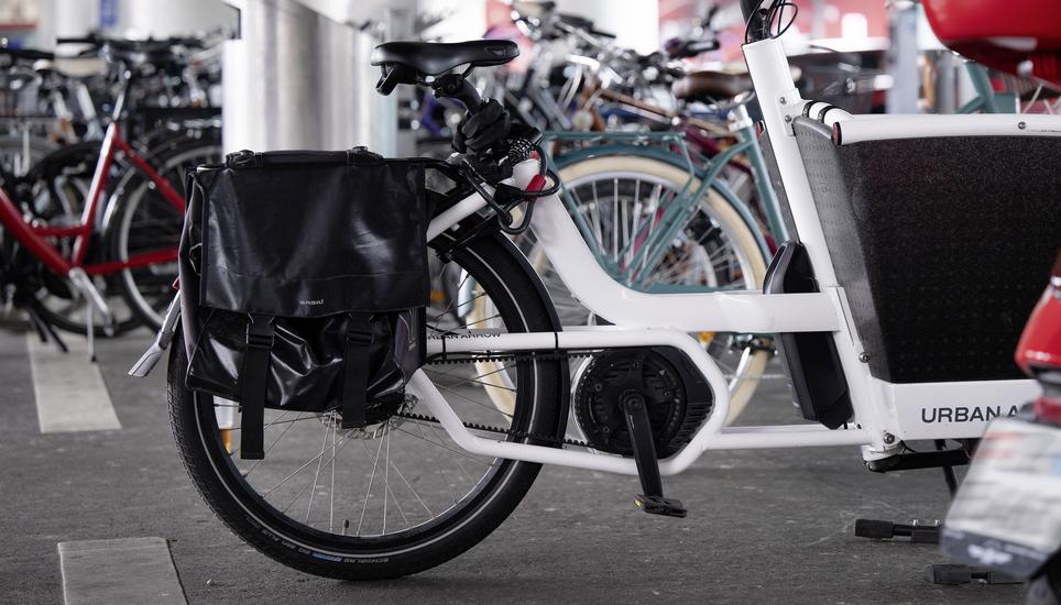 Ein parkiertes Cargo Bike am Bahnhof Hardbruecke, fotografiert am Montag, 24. Juni 2024 in Zuerich. (KEYSTONE/Christian Beutler)