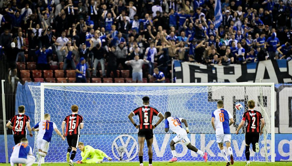 El Bachir Ngom (GC), rechts, trifft den Penalty zum 2-1 gegen Torhueter Marvin Huebel (FCA) beim Super League/Challenge League Barrage Rueckspiel zwischen dem Grasshopper Club Zuerich und dem FC Aarau, am Donnerstag, 21. Mai 2026 in im Stadion Letzigrund 