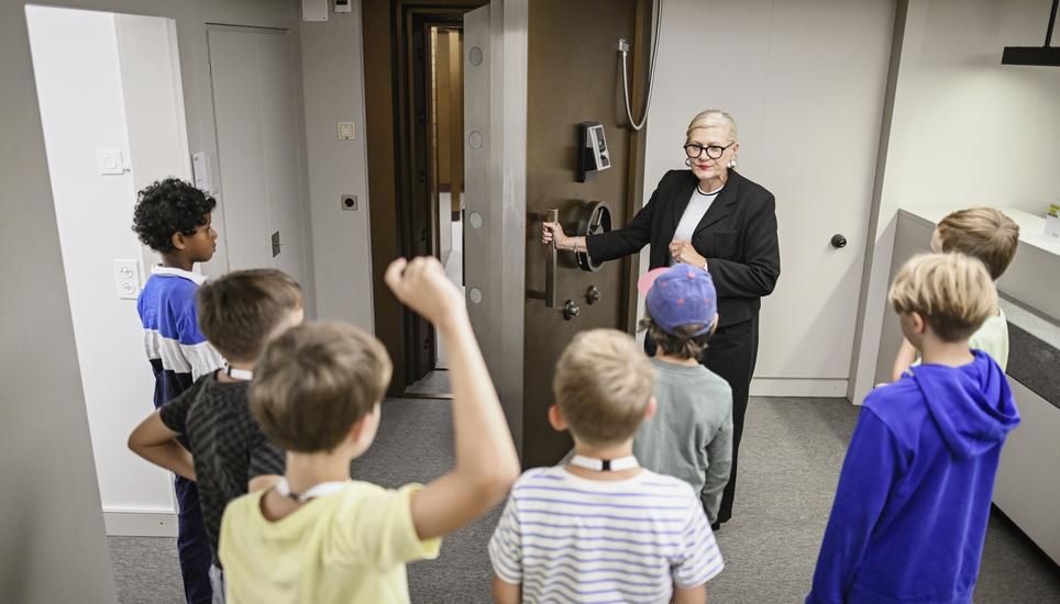 Kinder besuchen mit dem Ferienpass den Tresorraum der Schaffhauser Kantonalbank, Gordana Pizzillo zeigt den Tresorraum, die Kinder dï¿ï¾¼rfen sogar ein Goldbarren in die Hand nehmen, am Dienstag, 15 Juli 2025. (Melanie Duchene / Schaffhauser Nachri