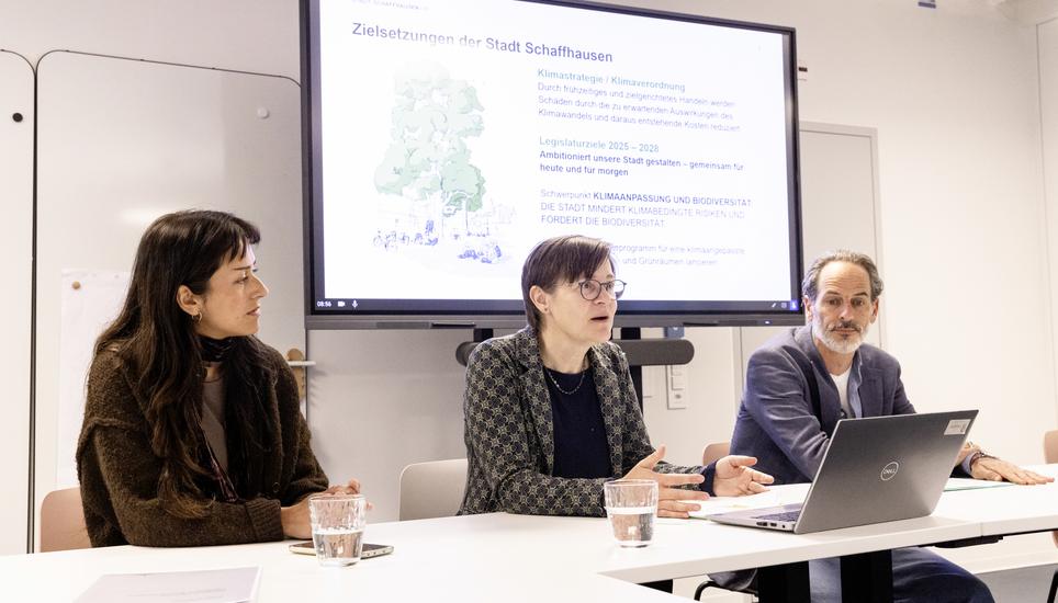 Medienkonferenz ï¿ï¾«Fï¿ï¾¶rderprogramm Natï¿ï¾¼rlich Schaffhausenï¿ï¾», v.l. Nora Marty - Projektleiterin Klimaanpassung, Katrin Bernath - Baureferentin, Florian Brack - Bereichsleiter Grï¿ï¾¼n Schaffhausen, Freitag, 08