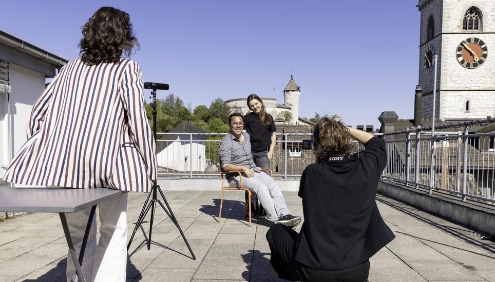 Alex Blunschi und Tochter Lorin werden von Esther Michel fï¿ï¾¼r die Schweizer Familie fotografiert, links im Bild: Journalistin Nicole Tabanyi von der Schweizer Familie, Donnerstag, 30.04.2026, Schaffhausen (Roger Hofstetter/Schaffhauser Nachricht