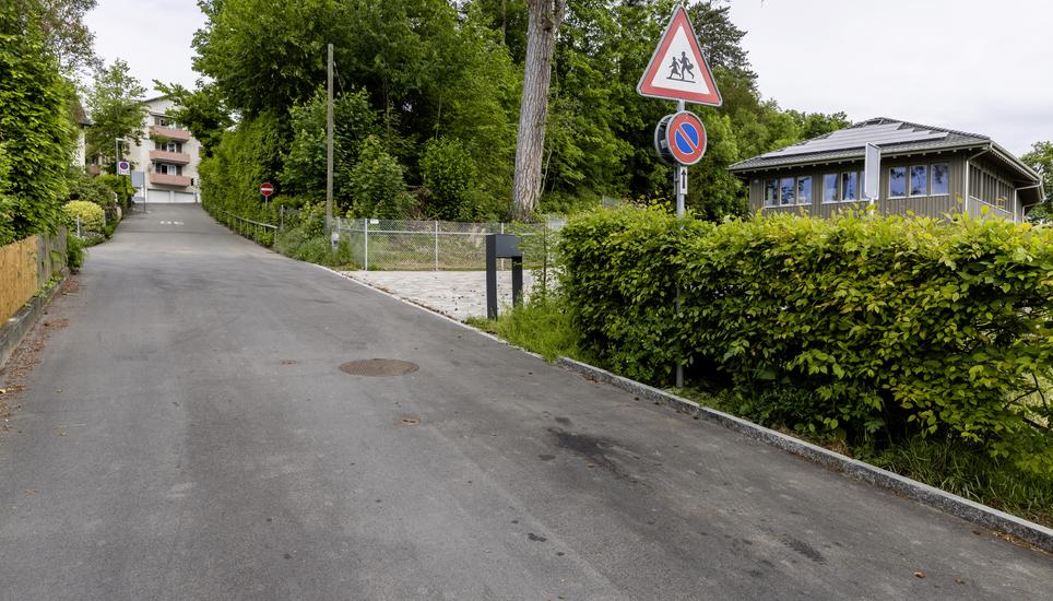 Charlottenweg: Einwohnerrat Herbert Hirsiger wï¿ï¾¼nscht sich Gummischwellen beim Kindergarten Charlottenfels, Mittwoch, 13.05.2026, Neuhausen am Rheinfall (Roger Hofstetter/Schaffhauser Nachricht