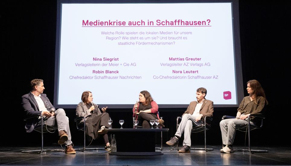 Podiumsdiskussion zur Medienfï¿ï¾¶rderung im Kanton Schaffhausen, v.l. Robin Blanck - Chefredaktor Schaffhauser Nachrichten, Nina Siegrist - Verlagsleiterin der Meier + Cie AG, Romina Loliva - Co-Prï¿ï¾¤sidentin SP Schaffhausen, Mattias Greu